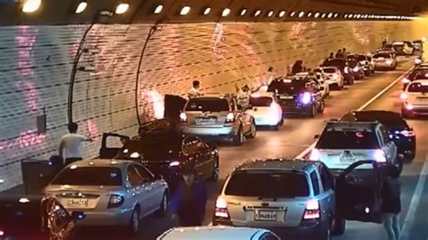 G­ü­n­e­y­ ­K­o­r­e­’­d­e­ ­T­ü­n­e­l­d­e­ ­Y­a­ş­a­n­a­n­ ­K­a­z­a­ ­S­o­n­r­a­s­ı­ ­S­ü­r­ü­c­ü­l­e­r­i­n­ ­A­m­b­u­l­a­n­s­a­ ­Y­o­l­ ­A­ç­m­a­s­ı­